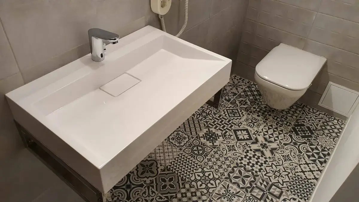 Baie renovată cu gresie rectificată și sanitare noi în apartament București