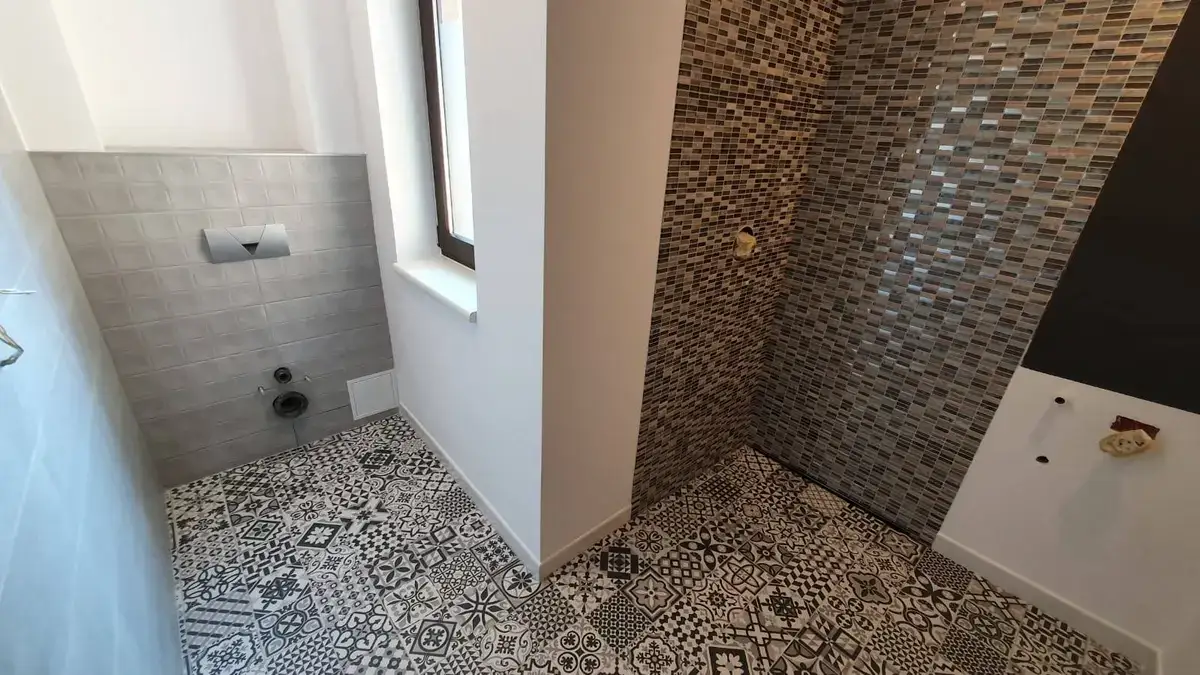 Baie mică modernă cu gresie rectificată în format mare și faianță deschisă