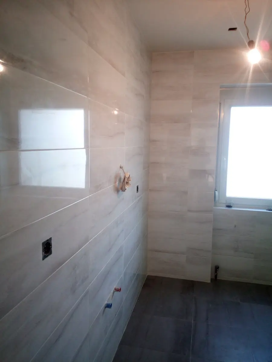 Placări ceramice și finisaje pentru baie