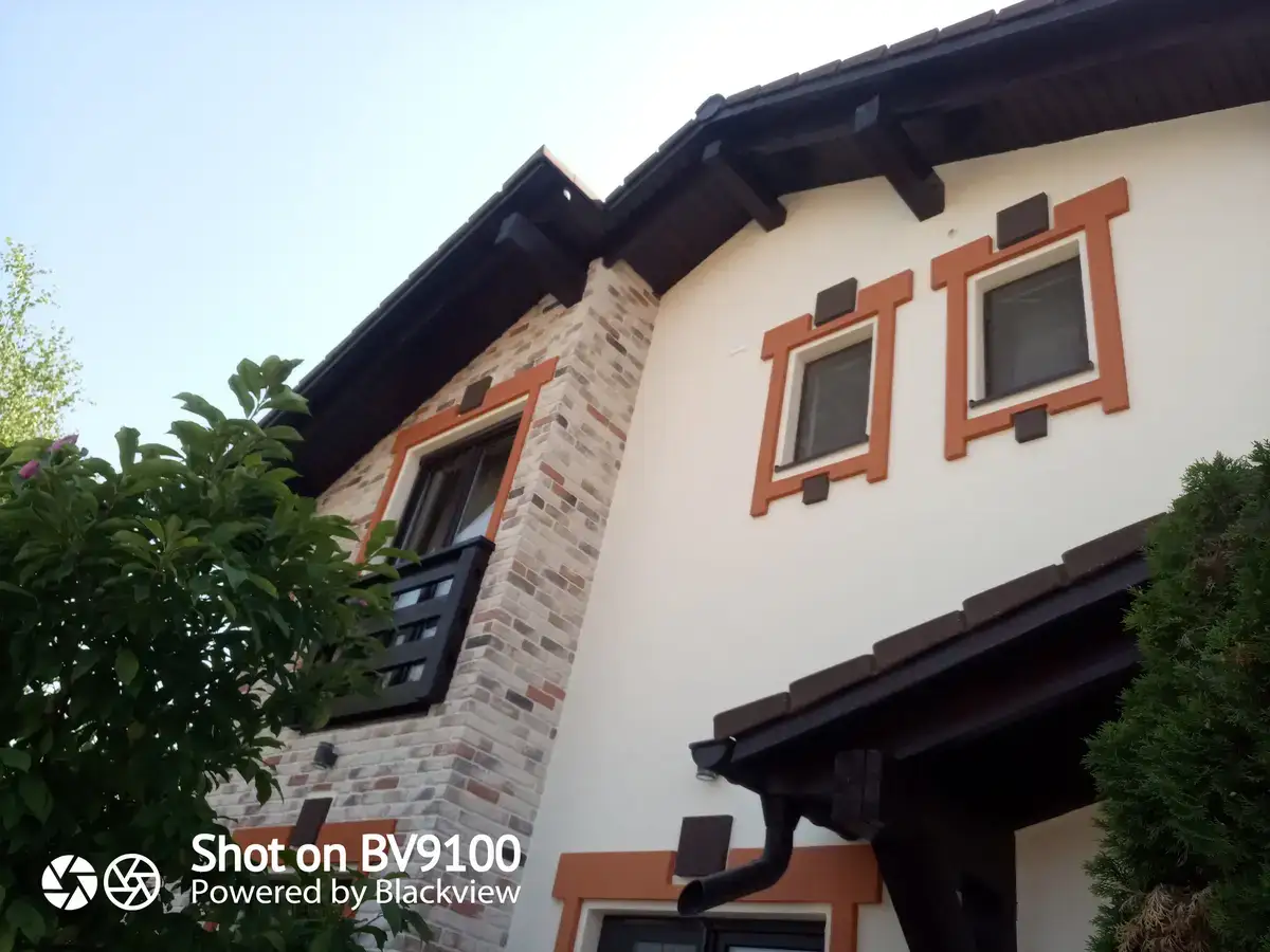 Detaliu de fațadă finalizată la o casă