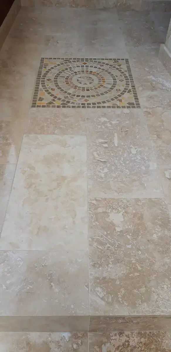 Aplicare glet de finisaj pe perete în renovare apartament
